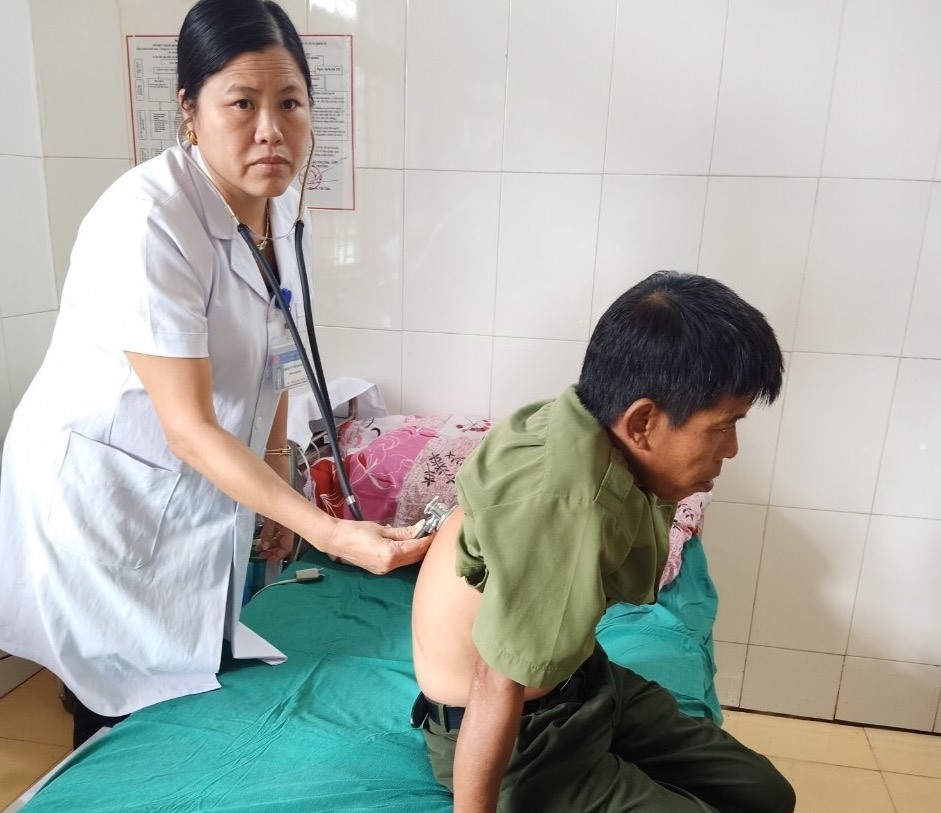 Bà Vũ Thị Kim Ngân - Chủ tịch CĐCS Trung tâm Y tế huyện khám chữa bệnh cho bệnh nhân. Ảnh: Trần Nga