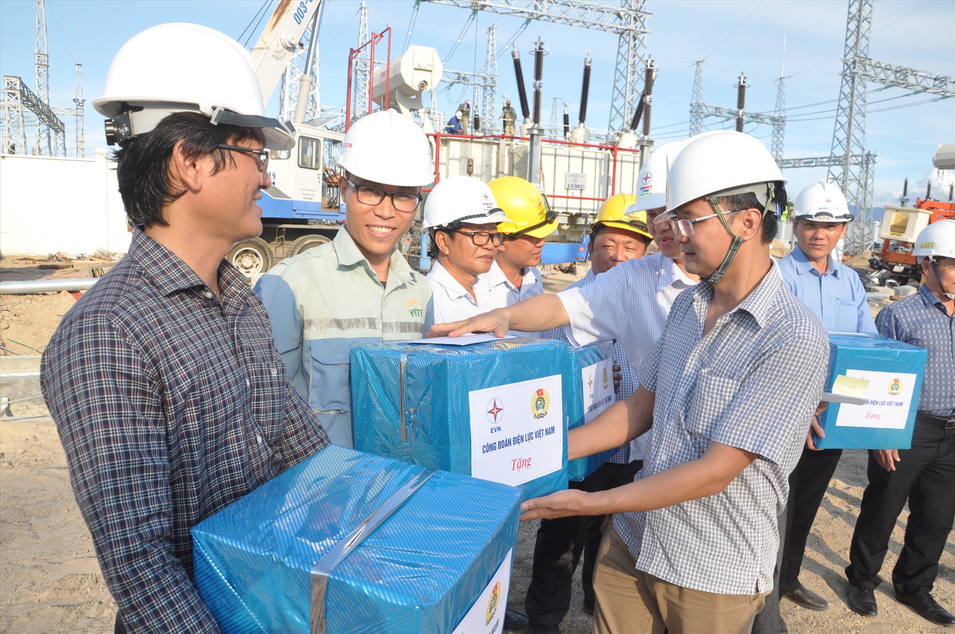 Ông Lương Bá Thanh – Phó Chủ tịch Công đoàn Điện lực Việt Nam tặng quà công nhân lao động. Ảnh: Quang Thắng