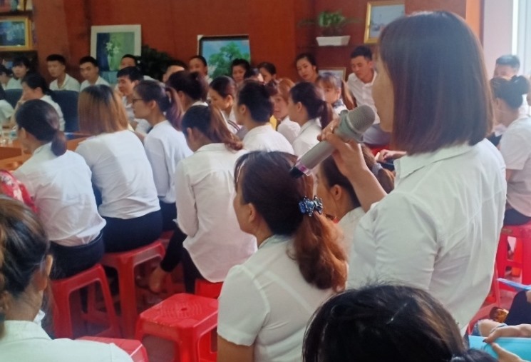 Đoàn viên đặt câu hỏi về chính sách pháp luật gửi tới báo cáo viên tại Hội nghị. Ảnh: Thanh Hải.