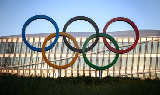 Biểu tượng Olympic trước trụ sở IOC ở Lausanne, Thụy Sĩ. Ảnh: AFP