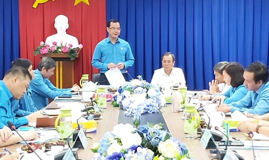 Chủ tịch Tổng LĐLĐVN Nguyễn Đình Khang phát biểu tại buổi làm việc. Ảnh Nam Dương