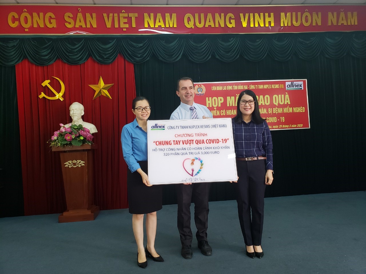 Lãnh đạo LĐLĐ tỉnh Đồng Nai nhận phần quà hỗ trợ cho đoàn viên từ doanh nghiệp. Ảnh: Hà Anh Chiến