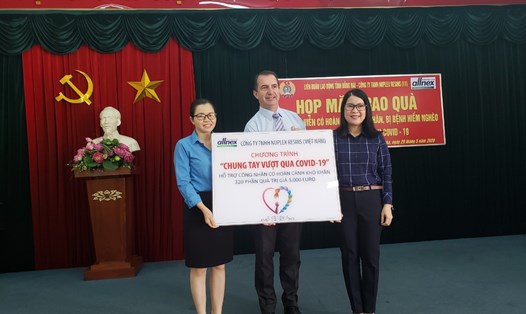 Lãnh đạo LĐLĐ tỉnh Đồng Nai nhận phần quà hỗ trợ cho đoàn viên từ doanh nghiệp. Ảnh: Hà Anh Chiến