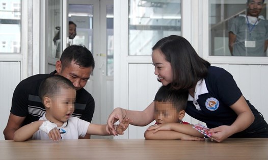 Những em bé chiến đấu với ung thư được đi học trong Bệnh viện K. Ảnh: Phạm Đông