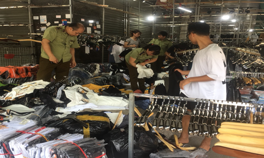 Cục Quản lý thị trường Hà Nội đồng loạt ra quân kiểm tra tại 7 điểm tại 2 chợ Phú Điền và Sơn Long, xã Ninh Hiệp.