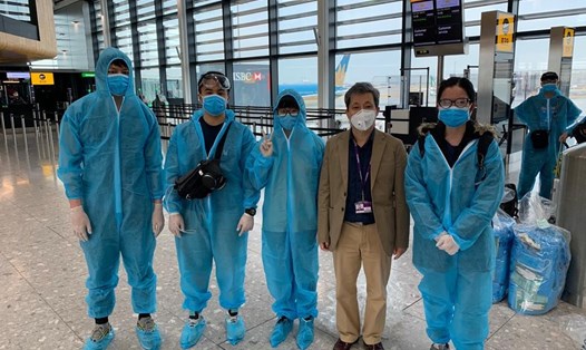 Đại sứ Trần Ngọc An gặp gỡ một số công dân Việt Nam chuẩn bị về nước tại sân bay Heathrow, London, Anh. Ảnh: Bộ Ngoại giao