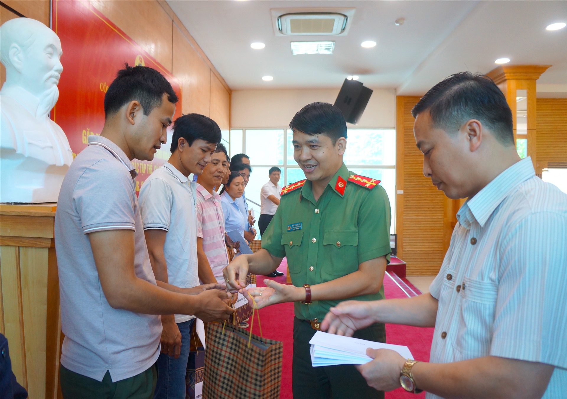 Công đoàn Cục Công nghiệp an ninh trao 100 suất quà hỗ trợ đoàn viên khó khăn.