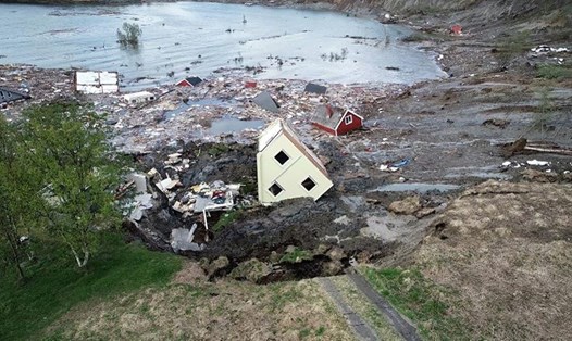 Có 8 ngôi nhà bị cuốn xuống biển sau vụ sạt lở ở Na Uy. Ảnh: Forbes.