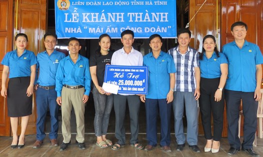 Ông Nguyễn Văn Danh (thứ 4 từ phải sang) - Chủ tịch LĐLĐ Hà Tĩnh trao hỗ trợ làm nhà Mái ấm công đoàn. Ảnh: CĐ