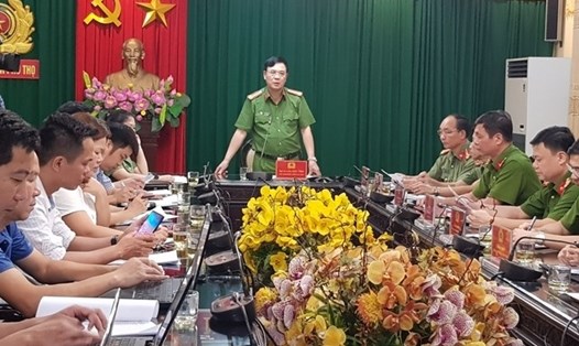 Đại tá Lưu Đức Tỉnh, Phó Giám đốc Công an tỉnh Phú Thọ  cung cấp thông tin vụ việc với báo chí. Ảnh: Ngọc Long