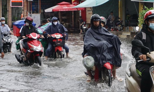 Nước ngập trên đường Tô Ngọc Vân sau cơn mưa chiều ngày 4.6.  Ảnh: Minh Quân