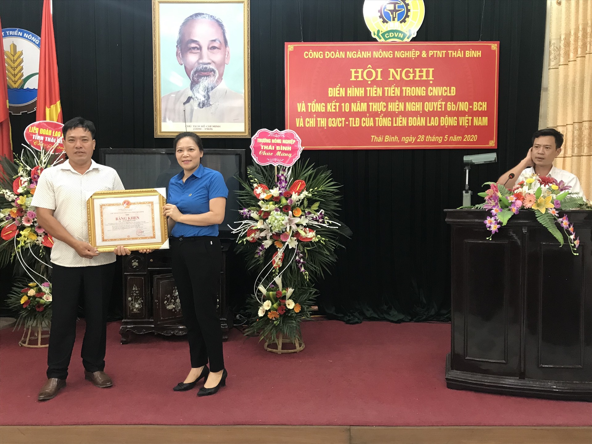 Bà Phạm Thị Như Phong - Phó chủ tịch LĐLĐ tỉnh trao bằng khen của UBND tỉnh cho đồng chí Trần Trọng Kim đã có thành tích suất sắc trong phong trào thi đua yêu nước. Ảnh: Bá Mạnh