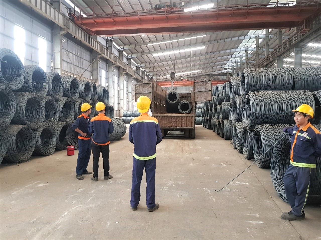 Công nhân lao động làm việc ở Công ty Cổ phần Thép Đông Nam Á (Đắk Lắk) thời gian vừa qua gặp nhiều khó khăn bởi dịch COVID-19. Ảnh: Ngọc Trung