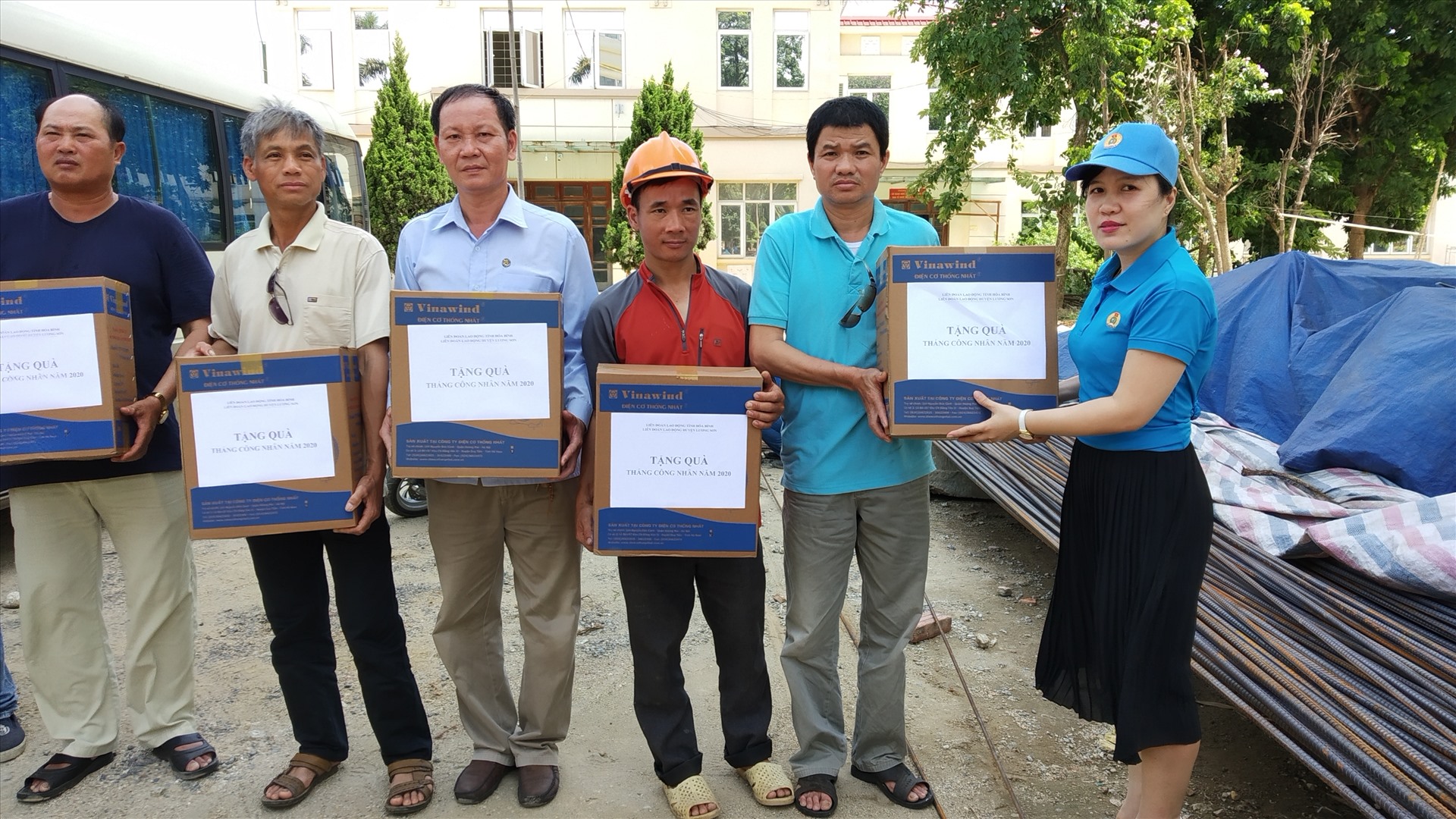 Lãnh đạo Liên đoàn Lao động tỉnh Hoà Bình trao quà tới công nhân lao động. Ảnh: Bạch Tuyết