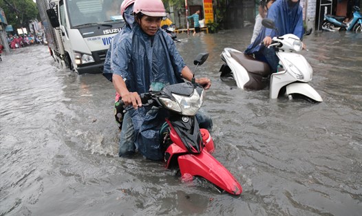 Chiều ngày 4.6, mưa lớn gây ngập sâu trên đường Tô Ngọc Vân (Quận Thủ Đức, TPHCM). Ảnh: Minh Quân