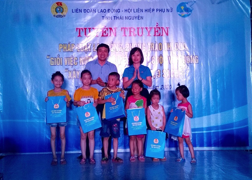 Liên đoàn Lao động tỉnh Thái Nguyên trao 6 suất quà cho con của công nhân. Ảnh: CĐTN