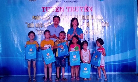 Liên đoàn Lao động tỉnh Thái Nguyên trao 6 suất quà cho con của công nhân. Ảnh: CĐTN