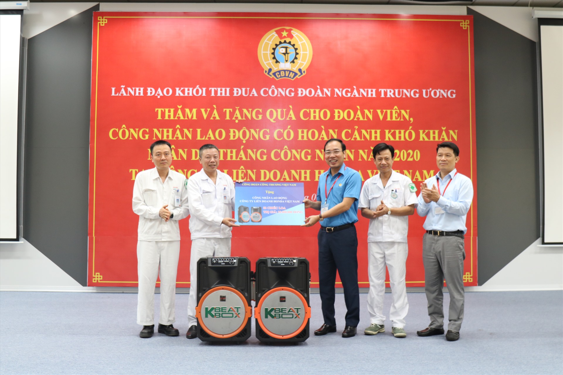 Công đoàn Công thương Việt Nam cũng hỗ trợ Công ty Honda Việt Nam 1 đôi loa trị giá 10 triệu đồng. Ảnh: Thuỳ Linh