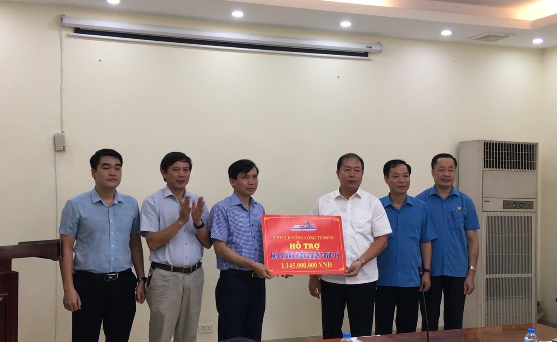 Trao hỗ trợ cho người lao động bị ảnh hưởng của dịch COVID-19 tại Công ty Cổ phần  vận tải Đường sắt Hà Nội. Ảnh: Chu Kiên