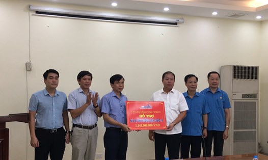 Trao hỗ trợ cho người lao động bị ảnh hưởng của dịch COVID-19 tại Công ty Cổ phần  vận tải Đường sắt Hà Nội. Ảnh: Chu Kiên