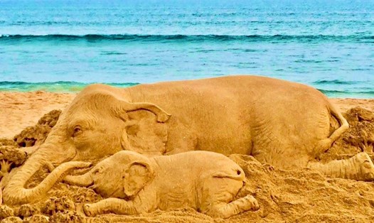 Nhiều người tưởng nhớ voi mẹ mang thai chết vì ăn dứa có chứa pháo nổ bên trong. Trong ảnh là tác phẩm trên cát tại bãi biển Puri, bang Odisha, Ấn Độ của nghệ sĩ Padamshree Sudershsn Pattanaik. Ảnh: Hindustantimes/Twitter /@sudarsansand.