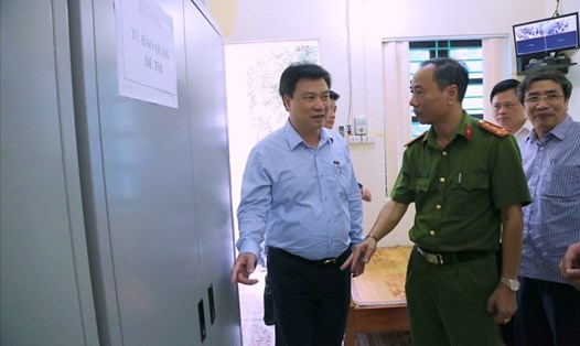 Thứ trưởng Bộ GDĐT Nguyễn Hữu Độ kiểm tra nơi bảo quản đề thi THPT quốc gia 2019 ở Phú Thọ. Ảnh: Bích Hà