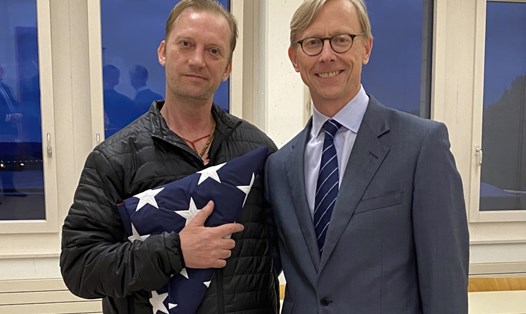 Cựu quân nhân Michael White (trái) cùng Đặc phái viên Mỹ Brian Hook (phải) tại Zurich, Thụy Sĩ. Ảnh: AFP