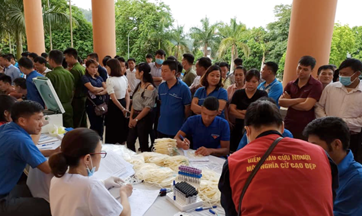 Điện Biên: LĐLĐ huyện Mường Chà vận động đoàn viên tham gia hiến máu. Ảnh: Thu Hường