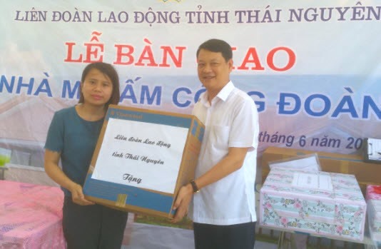 Đồng chí Phạm Việt Dũng tặng quà cho gia đình chị Phan Thị Hồng Thắm. Ảnh: Hoàng Tuấn