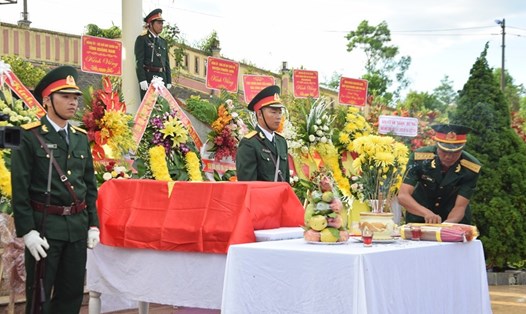 Lễ truy điệu, an táng 17 hài cốt chiến sĩ đặc công ở Nghĩa trang liệt sĩ huyện Phước Sơn. Ảnh: Thanh Chung