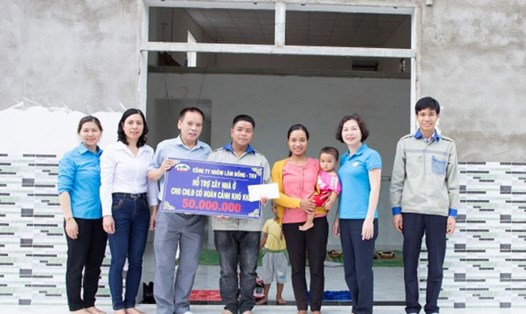 Lãnh đạo và Công đoàn Công ty Nhôm Lâm Đồng - TKV đã tổ chức thăm hỏi, trao tiền hỗ trợ sửa chữa, xây nhà ở cho CNVCLĐ có hoàn cảnh khó khăn. Nguồn: TKV