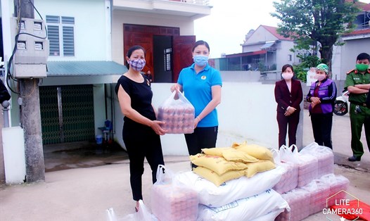 Công đoàn Viên chức tỉnh Quảng Ninh trao trứng gà Tân An và gạo cho người lao động huyện Hải Hà. Ảnh: Thanh Hằng