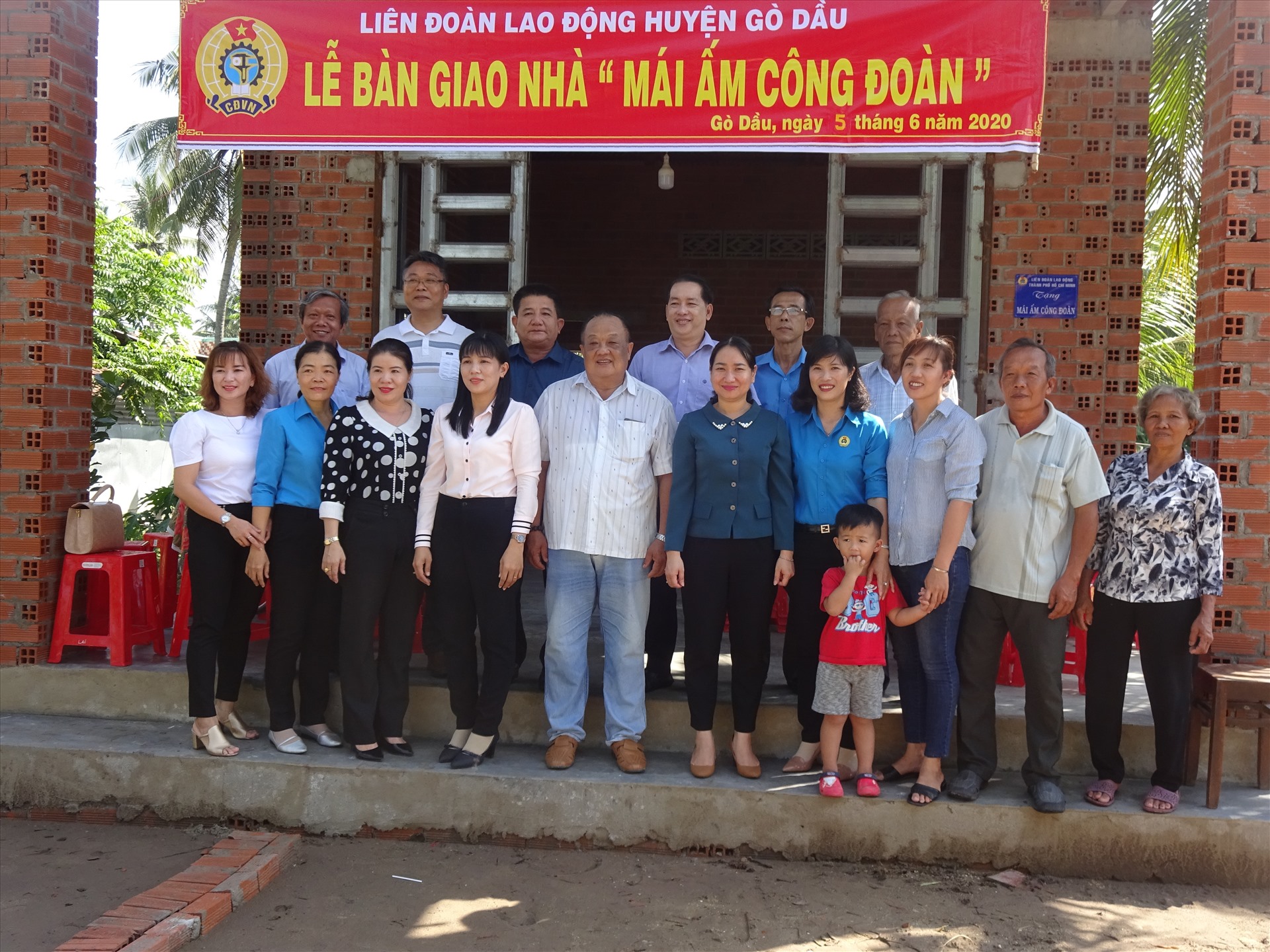 Các đại biểu chụp ảnh lưu niệm cùng gia đình chị Xuyến. Ảnh LĐLĐ Tây Ninh cung cấp