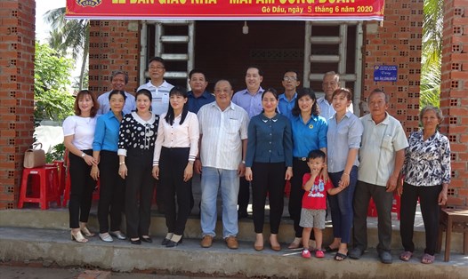 Các đại biểu chụp ảnh lưu niệm cùng gia đình chị Xuyến. Ảnh LĐLĐ Tây Ninh cung cấp