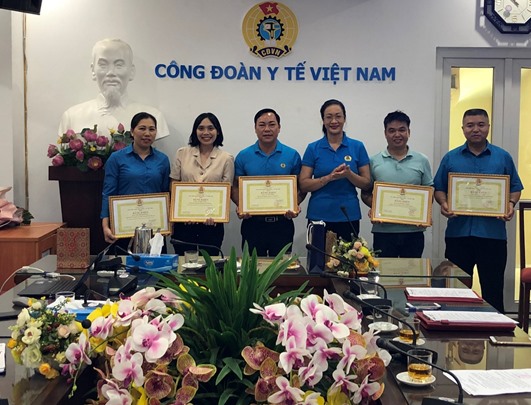 Lãnh đạo cơ quan Công đoàn Y tế Việt Nam tặng bằng khen cho các đồng chí có thành tích xuất sắc trong công tác phòng chống dịch COVID-19. Ảnh: Thu Hiền.