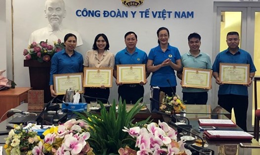 Lãnh đạo cơ quan Công đoàn Y tế Việt Nam tặng bằng khen cho các đồng chí có thành tích xuất sắc trong công tác phòng chống dịch COVID-19. Ảnh: Thu Hiền.