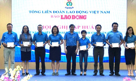 Ông Trần Thanh Hải, Phó Chủ tịch Thường trực Tổng LĐLĐ Việt Nam trao chứng nhận cho các học viên tham gia khóa học. Ảnh: Tường Minh
