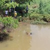 Lực lượng chức năng vớt thi thể người đàn ông trôi trên sông Bé. Ảnh: Dương Bình
