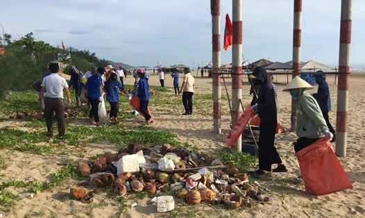 Các đoàn viên gom rác làm sạch bãi biển Thạch Hải. Ảnh: Hùng Hoàng