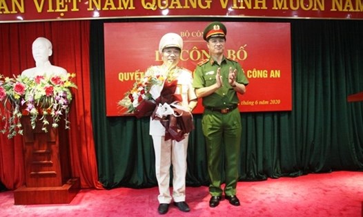 Thứ trưởng Nguyễn Duy Ngọc trao quyết định và chúc mừng Thiếu tướng Tô Văn Huệ. Ảnh: VGP.