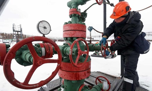 Nhân viên đang kiểm tra một đầu giếng trong mỏ dầu Yarakta thuộc sở hữu của Công ty Dầu mỏ Irkutsk, Nga. Ảnh: Reuters