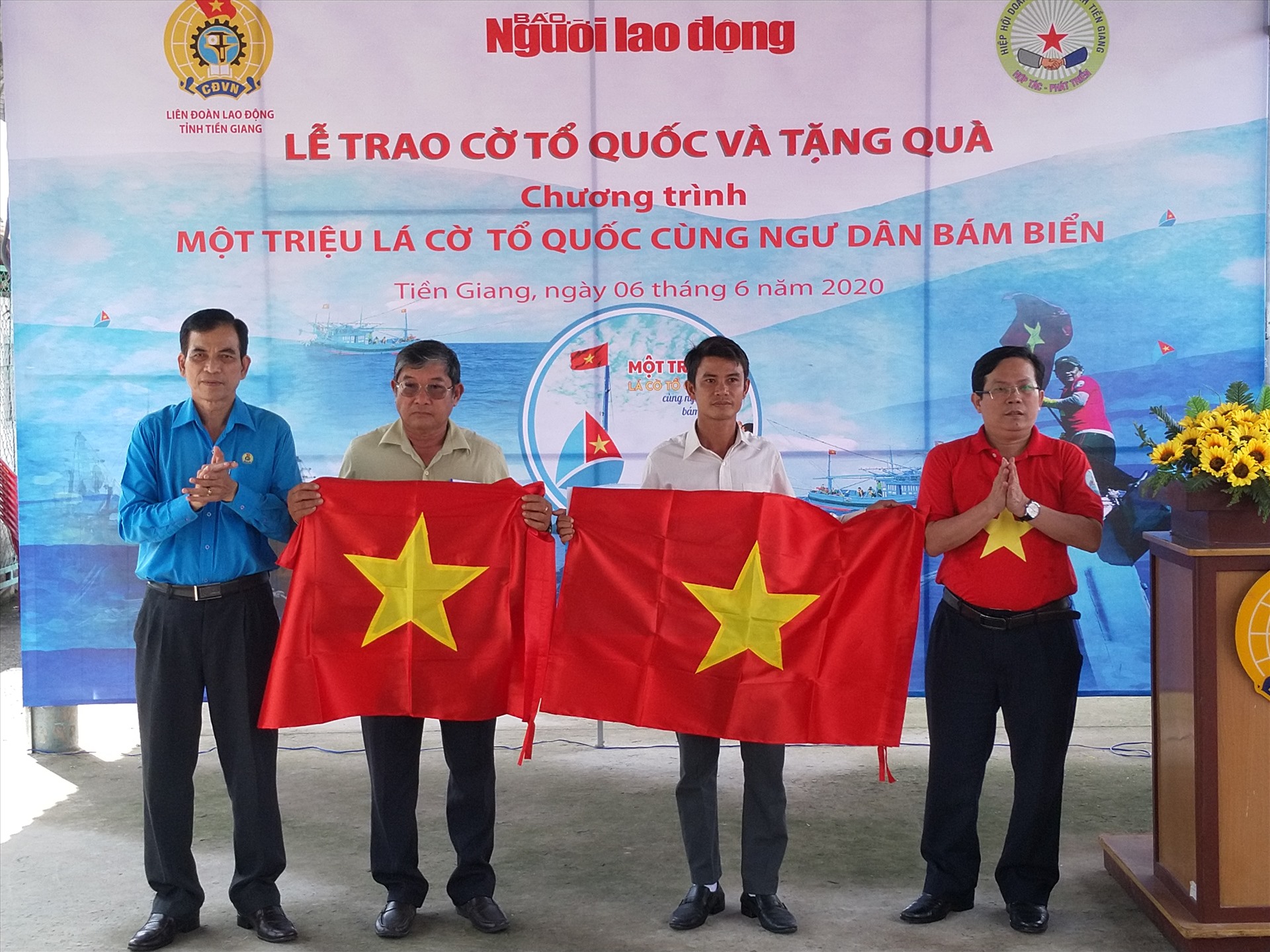 Trao cờ Tổ quốc cho ngư dân Tiền Giang. Ảnh: K.Q