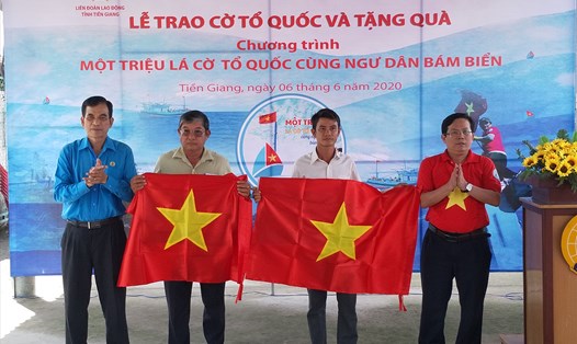 Trao cờ Tổ quốc cho ngư dân Tiền Giang. Ảnh: K.Q
