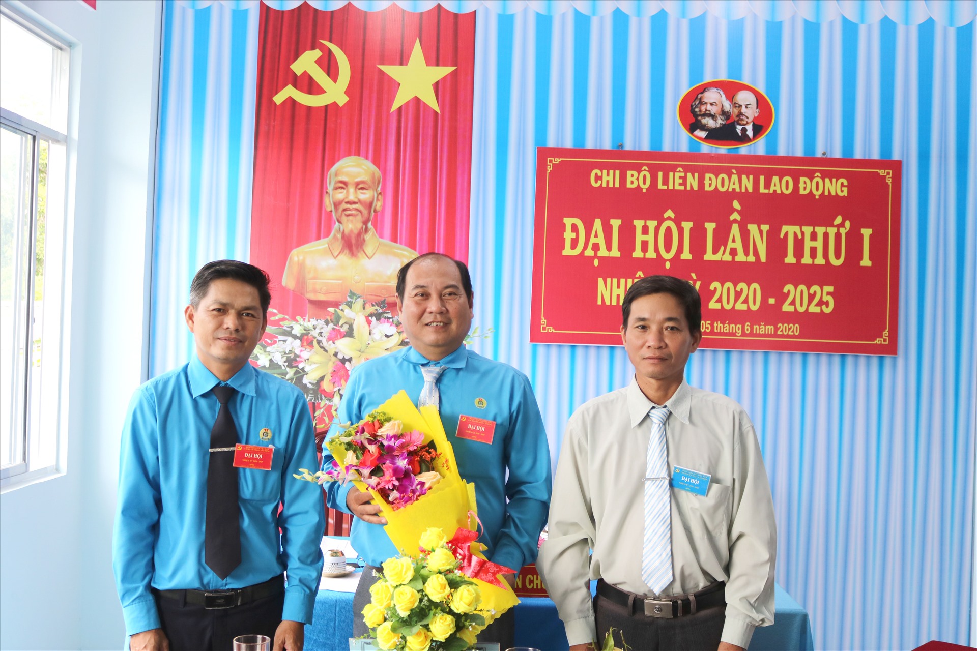 Ông Phạm Văn Mẫn (đứng giữa) được bầu làm Bí thư Chi bộ. Ảnh: K.Q