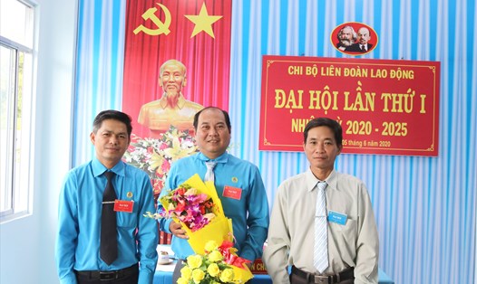 Ông Phạm Văn Mẫn (đứng giữa) được bầu làm Bí thư Chi bộ. Ảnh: K.Q