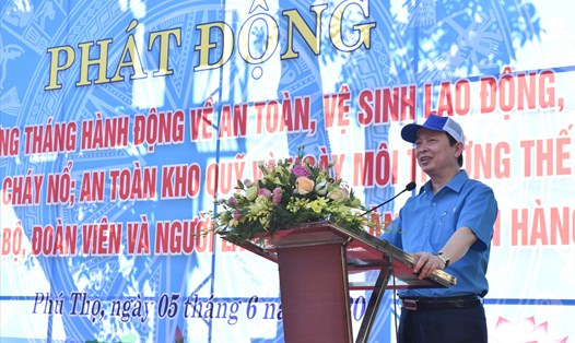Phó Thống đốc Ngân hàng Nhà nước, Chủ tịch Công đoàn Ngân hàng Việt Nam Đào Minh Tú phát biểu tại buổi lễ. Ảnh: CĐNH