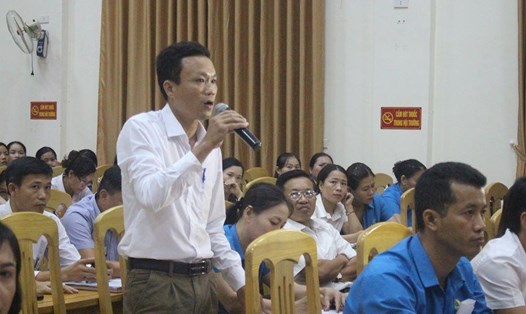 Đại diện lãnh đạo, chủ tịch công đoàn trường học phát biểu tại Hội nghị đối thoại. Ảnh: Thanh Tùng