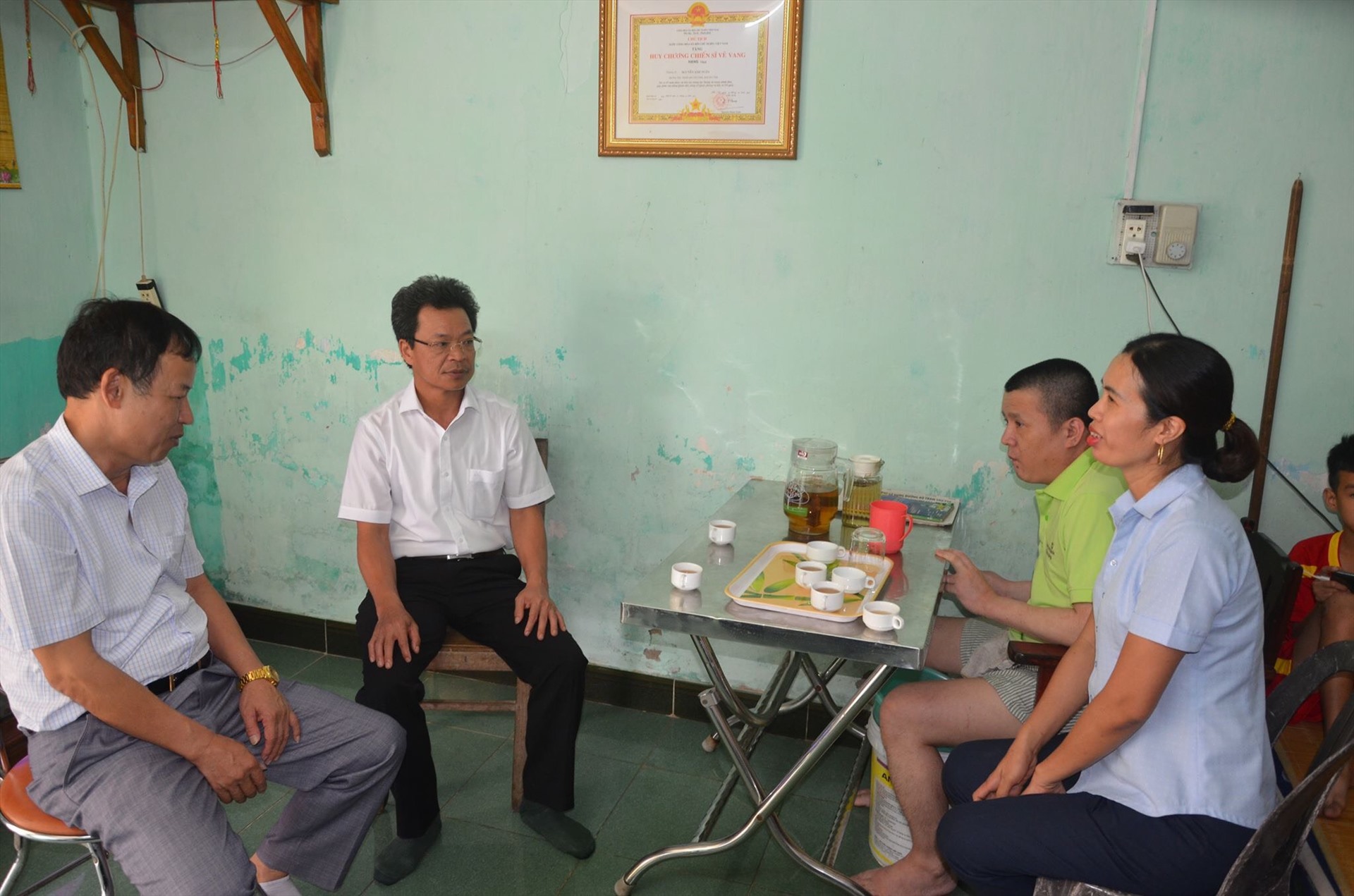 Tổng Giám đốc Tổng Công ty Đường sắt Việt Nam  Đặng Sỹ Mạnh thăm hỏi gia đình công nhân lao động Đặng Thị Ninh, Công ty Cổ phần Đường sắt Quảng Bình trong Tháng Công nhân năm 2020. Ảnh: Đ.Hoà