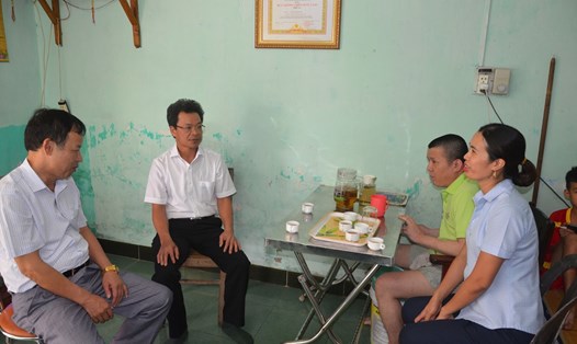 Tổng Giám đốc Tổng Công ty Đường sắt Việt Nam  Đặng Sỹ Mạnh thăm hỏi gia đình công nhân lao động Đặng Thị Ninh, Công ty Cổ phần Đường sắt Quảng Bình trong Tháng Công nhân năm 2020. Ảnh: Đ.Hoà