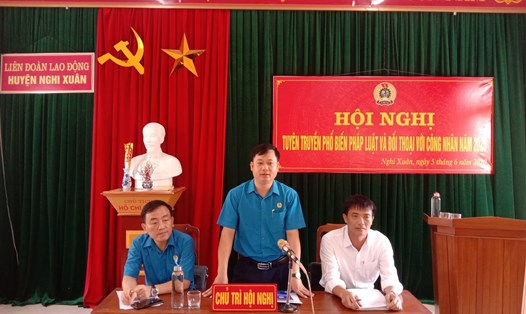 LĐLĐ huyện Nghi Xuân phối hợp tổ chức tuyên truyền phổ biến pháp luật và đối thoại với người lao động. Ảnh: CĐ